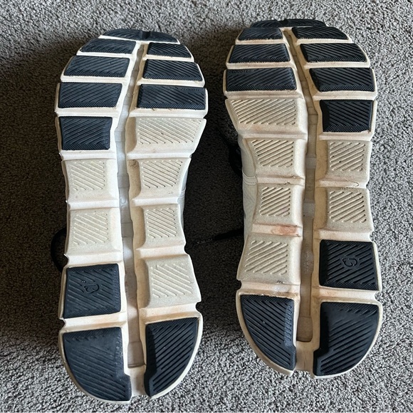 On Cloud Men’s size 10 White & Black Lightweight Sneakers - Picture 7 of 10